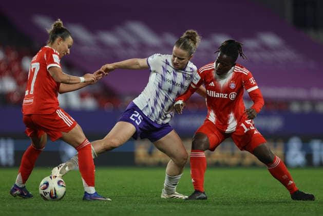 Arianna Caruso (FC Bayern München), Paulina Platner (SGS Essen) und Bernadette Kakounan Amani (FC Bayern München) im Zweikampf waehrend des Spiels der Frauen Bundesliga zwischen SGS Essen und Bayern München, Stadion an der Hafenstraße am 20. März in Essen, Deutschland. (Foto von Oliver Kaelke DeFodi Images) +++ Arianna Caruso (FC Bayern München), Paulina Platner (SGS Essen) und Bernadette Kakounan Amani (FC Bayern München) battle for the ball during the Woman Bundesliga match between SGS Essen and Bayern München at Stadion an der Hafenstraße on March 20, 2026 in Cologne, Germany. (Photo by Oliver Kaelke DeFodi Images) DFL regulations prohibit any use of photographs as image sequences and or quasi-video. (Photo by Oliver Kaelke DeFodi Images) -