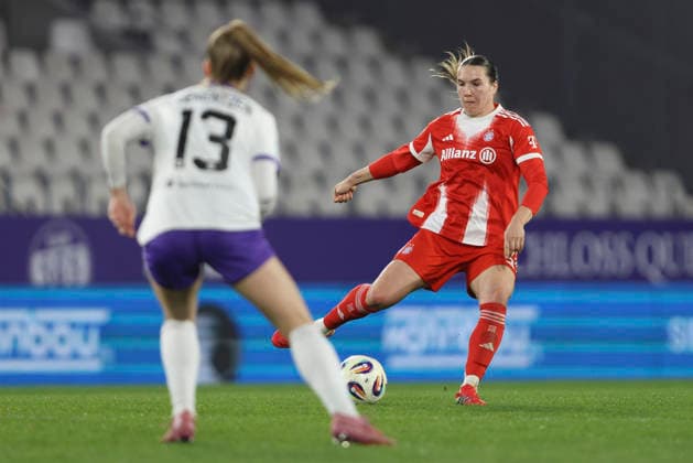 Vanessa Gilles (FC Bayern München) in Aktion, am Ball, Einzelaktion waehrend des Spiels der Frauen Bundesliga zwischen SGS Essen und Bayern München, Stadion an der Hafenstraße am 20. März in Essen, Deutschland. (Foto von Oliver Kaelke DeFodi Images) +++ Vanessa Gilles (FC Bayern München) controls the ball during the Woman Bundesliga match between SGS Essen and Bayern München at Stadion an der Hafenstraße on March 20, 2026 in Cologne, Germany. (Photo by Oliver Kaelke DeFodi Images) DFL regulations prohibit any use of photographs as image sequences and or quasi-video. (Photo by Oliver Kaelke DeFodi Images) -