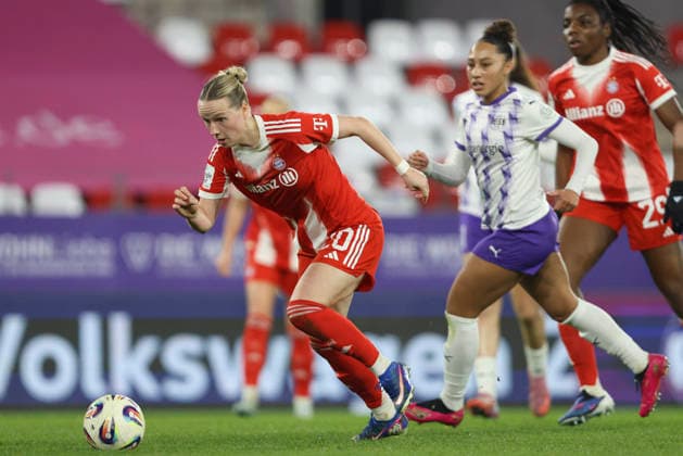 Franziska Kett (FC Bayern München) in Aktion, am Ball, Einzelaktion waehrend des Spiels der Frauen Bundesliga zwischen SGS Essen und Bayern München, Stadion an der Hafenstraße am 20. März in Essen, Deutschland. (Foto von Oliver Kaelke DeFodi Images) +++ Franziska Kett (FC Bayern München) controls the ball during the Woman Bundesliga match between SGS Essen and Bayern München at Stadion an der Hafenstraße on March 20, 2026 in Cologne, Germany. (Photo by Oliver Kaelke DeFodi Images) DFL regulations prohibit any use of photographs as image sequences and or quasi-video. (Photo by Oliver Kaelke DeFodi Images) -