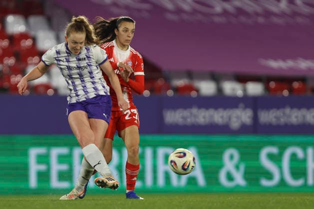Laura Pucks (SGS Essen) in Aktion, am Ball, Einzelaktion waehrend des Spiels der Frauen Bundesliga zwischen SGS Essen und Bayern München, Stadion an der Hafenstraße am 20. März in Essen, Deutschland. (Foto von Oliver Kaelke DeFodi Images) +++ Laura Pucks (SGS Essen) controls the ball during the Woman Bundesliga match between SGS Essen and Bayern München at Stadion an der Hafenstraße on March 20, 2026 in Cologne, Germany. (Photo by Oliver Kaelke DeFodi Images) DFL regulations prohibit any use of photographs as image sequences and or quasi-video. (Photo by Oliver Kaelke DeFodi Images) -