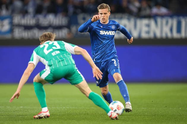 Dzenis Burnic (Karlsruher SC, 07) im Zweikampf mit Jannik Dehm (SpVgg Greuther Fuerth, 23), Karlsruher SC vs. SpVgg Greuther Fuerth, 2. Bundesliga, 27. Spieltag, 2025 2026, 20.03.2026, DFL REGULATIONS PROHIBIT ANY USE OF PHOTOGRAPHS AS IMAGE SEQUENCES AND OR QUASI-VIDEO, Karlsruher SC vs. SpVgg Greuther Fuerth, 2. Bundesliga, 27. Spieltag, 2025 2026, 20.03.2026 Karlsruhe