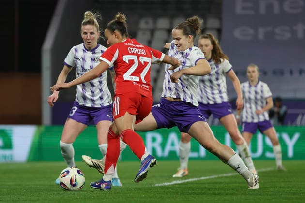 Arianna Caruso (FC Bayern München) und Paulina Platner (SGS Essen) im Zweikampf waehrend des Spiels der Frauen Bundesliga zwischen SGS Essen und Bayern München, Stadion an der Hafenstraße am 20. März in Essen, Deutschland. (Foto von Oliver Kaelke DeFodi Images) +++ Arianna Caruso (FC Bayern München) und Paulina Platner (SGS Essen) battle for the ball during the Woman Bundesliga match between SGS Essen and Bayern München at Stadion an der Hafenstraße on March 20, 2026 in Cologne, Germany. (Photo by Oliver Kaelke DeFodi Images) DFL regulations prohibit any use of photographs as image sequences and or quasi-video. (Photo by Oliver Kaelke DeFodi Images) -