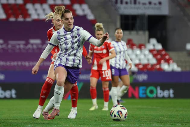Maike Berentzen (SGS Essen) und Pernille Harder (FC Bayern München) im Zweikampf waehrend des Spiels der Frauen Bundesliga zwischen SGS Essen und Bayern München, Stadion an der Hafenstraße am 20. März in Essen, Deutschland. (Foto von Oliver Kaelke DeFodi Images) +++ Maike Berentzen (SGS Essen) und Pernille Harder (FC Bayern München) battle for the ball during the Woman Bundesliga match between SGS Essen and Bayern München at Stadion an der Hafenstraße on March 20, 2026 in Cologne, Germany. (Photo by Oliver Kaelke DeFodi Images) DFL regulations prohibit any use of photographs as image sequences and or quasi-video. (Photo by Oliver Kaelke DeFodi Images) -
