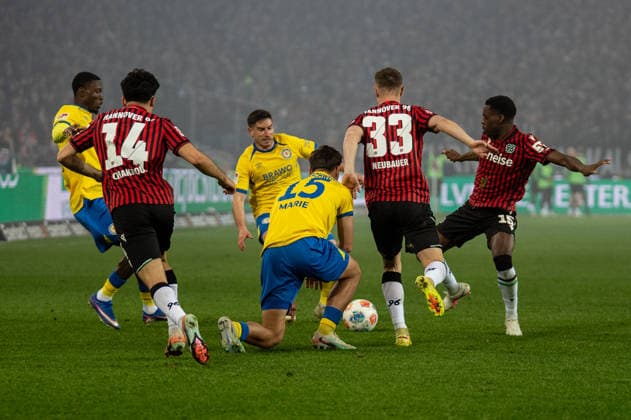Deutschland: Fussball 2. Bundesliga, 27. Spieltag 2025 2026, Hannover 96 - Eintracht Braunschweig am 20.03. in Hannover (Heinz von Heiden Arena): Husseyn Chakroun (Hannover 96 14) Maurice Neubauer (Hannover 96 33) Noel Aseko Nkili (Hannover 96 15) Max Marie (Eintracht Braunschweig 15) Robin Heußer (Eintracht Braunschweig 30) Aaron Opoku (Eintracht Braunschweig 17)