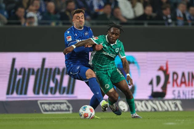 Philipp Foerster (Karlsruher SC, 11) im Zweikampf mit Noel Futkeu (SpVgg Greuther Fuerth, 09), Karlsruher SC vs. SpVgg Greuther Fuerth, 2. Bundesliga, 27. Spieltag, 2025 2026, 20.03.2026, DFL REGULATIONS PROHIBIT ANY USE OF PHOTOGRAPHS AS IMAGE SEQUENCES AND OR QUASI-VIDEO, Karlsruher SC vs. SpVgg Greuther Fuerth, 2. Bundesliga, 27. Spieltag, 2025 2026, 20.03.2026 Karlsruhe