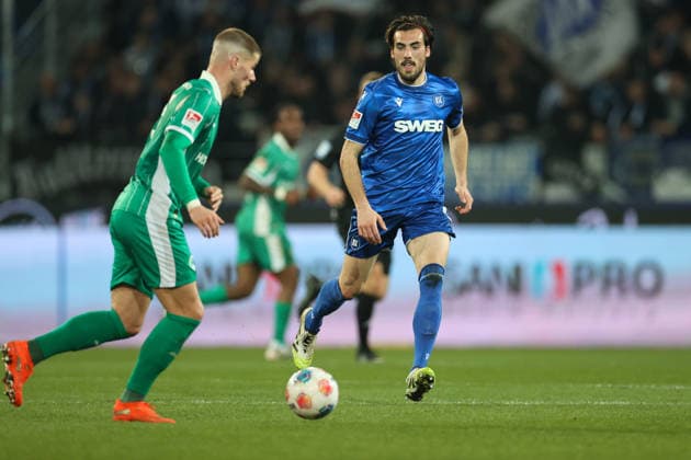 Roko Simic (Karlsruher SC, 09) presst Jan Elvedi (SpVgg Greuther Fuerth, 15), Karlsruher SC vs. SpVgg Greuther Fuerth, 2. Bundesliga, 27. Spieltag, 2025 2026, 20.03.2026, DFL REGULATIONS PROHIBIT ANY USE OF PHOTOGRAPHS AS IMAGE SEQUENCES AND OR QUASI-VIDEO, Karlsruher SC vs. SpVgg Greuther Fuerth, 2. Bundesliga, 27. Spieltag, 2025 2026, 20.03.2026 Karlsruhe