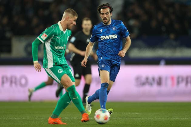 Roko Simic (Karlsruher SC, 09) presst Jan Elvedi (SpVgg Greuther Fuerth, 15), Karlsruher SC vs. SpVgg Greuther Fuerth, 2. Bundesliga, 27. Spieltag, 2025 2026, 20.03.2026, DFL REGULATIONS PROHIBIT ANY USE OF PHOTOGRAPHS AS IMAGE SEQUENCES AND OR QUASI-VIDEO, Karlsruher SC vs. SpVgg Greuther Fuerth, 2. Bundesliga, 27. Spieltag, 2025 2026, 20.03.2026 Karlsruhe