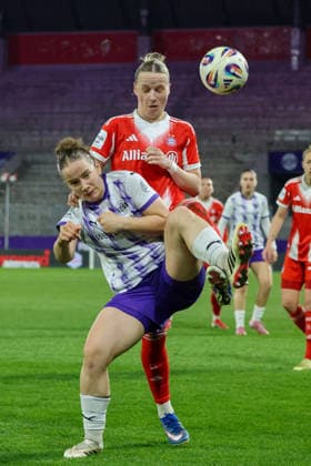 Essen, Deutschland: 20. März 2026 - 1. Frauenbundesliga - 21. Spieltag - SGS Essen vs. FC Bayern München Frauen Im Bild: v.li. im Zweikampf Paulina Platner (SGS) und Franziska Kett (FCB) Copyright: HMBxMedia MadeleinexFantini