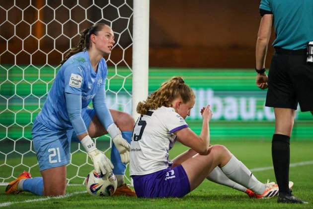 Essen, Deutschland: 20. März 2026 - 1. Frauenbundesliga - 21. Spieltag - SGS Essen vs. FC Bayern München Frauen Im Bild: v.li. die Zweite Laura Pucks (SGS) liegt verletzt auf dem Spielfeld, neben ihr Torhüterin Luisa Palmer (SGS) Copyright: HMBxMedia MadeleinexFantini