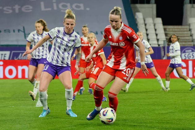 Essen, Deutschland: 20. März 2026 - 1. Frauenbundesliga - 21. Spieltag - SGS Essen vs. FC Bayern München Frauen Im Bild: v.li. Julia Debitzki (SGS) und Franziska Kett (FCB) Copyright: HMBxMedia MadeleinexFantini