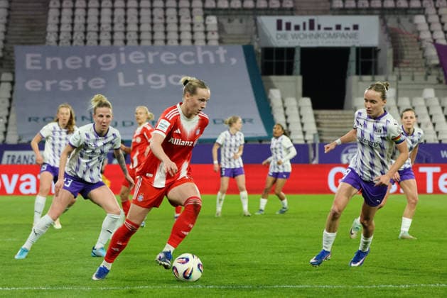 Essen, Deutschland: 20. März 2026 - 1. Frauenbundesliga - 21. Spieltag - SGS Essen vs. FC Bayern München Frauen Im Bild: v.li. Julia Debitzki (SGS), Franziska Kett (FCB) und Beke Sterner (SGS) Copyright: HMBxMedia MadeleinexFantini