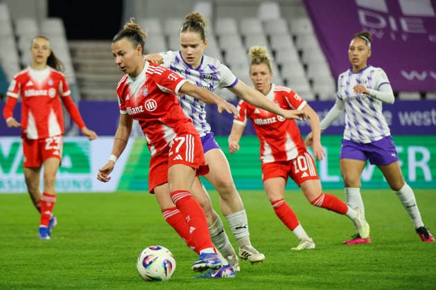 Essen, Deutschland: 20. März 2026 - 1. Frauenbundesliga - 21. Spieltag - SGS Essen vs. FC Bayern München Frauen Im Bild: v.li. Arianna Caruso (FCB) und Paulina Platner (SGS) im Laufduell Copyright: HMBxMedia MadeleinexFantini