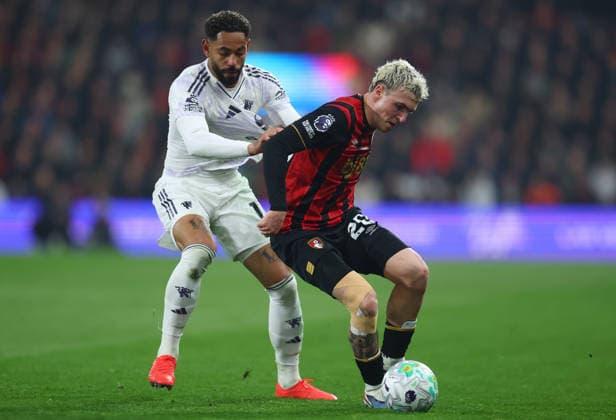 Bournemouth, England, 20th March 2026. Matheus Cunha of Manchester United, ManU and Ãlex Jimà nez of Bournemouth challenge for the ball during the AFC Bournemouth vs Manchester United Premier League match at the Vitality Stadium, Bournemouth. Picture credit should read: Paul Terry Sportimage EDITORIAL USE ONLY. No use with unauthorised audio, video, data, fixture lists, club league logos or live services. Online in-match use limited to 120 images, no video emulation. No use in betting, games or single club league player publications. SPI_062_PT_Bournemouth_Man_Utd SPI-4628-0062