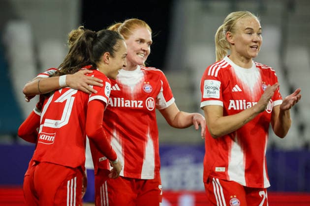 Essen, Deutschland: 20. März 2026 - 1. Frauenbundesliga - 21. Spieltag - SGS Essen vs. FC Bayern München Frauen Im Bild: v.li. Torschützin Natalia Padilla-Bidas (FCB) macht das Tor zum 4:0 für den FC Bayern München und jubelt mit Stine Ballisager (FCB) und Pernille Harder (FCB) Copyright: HMBxMedia MadeleinexFantini