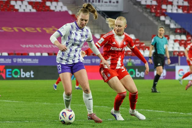 Essen, Deutschland: 20. März 2026 - 1. Frauenbundesliga - 21. Spieltag - SGS Essen vs. FC Bayern München Frauen Im Bild: v.li. im Zweikampf Maike Berentzen (SGS) und Luzie Zähringer Zaehringer (FCB) Copyright: HMBxMedia MadeleinexFantini