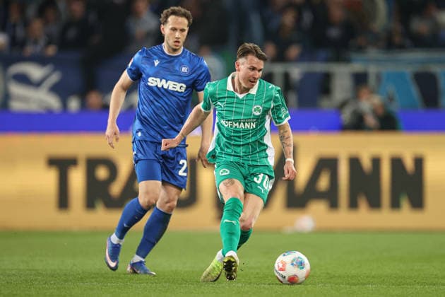 Aktion am Ball Felix Klaus (SpVgg Greuther Fuerth, 30) hinten Christoph Kobald (Karlsruher SC, 22), Karlsruher SC vs. SpVgg Greuther Fuerth, 2. Bundesliga, 27. Spieltag, 2025 2026, 20.03.2026, DFL REGULATIONS PROHIBIT ANY USE OF PHOTOGRAPHS AS IMAGE SEQUENCES AND OR QUASI-VIDEO, Karlsruher SC vs. SpVgg Greuther Fuerth, 2. Bundesliga, 27. Spieltag, 2025 2026, 20.03.2026 Karlsruhe