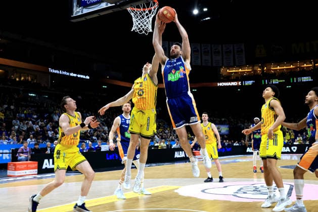 DEU, easyCredit BBL, ALBA vs. Rostock Seawolves, 20.03.2026, Uber-Arena, Berlin, DEU, easyCredit BBL, ALBA vs. Rostock Seawolves, im Bild Justin Bean (ALBA Berlin 34), Martynas Echodas (ALBA Berlin 14), a7 , Owen Klassen (Rostock Seawolves 29)