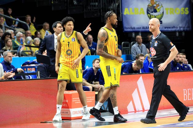 DEU, easyCredit BBL, ALBA vs. Rostock Seawolves, 20.03.2026, Uber-Arena, Berlin, DEU, easyCredit BBL, ALBA vs. Rostock Seawolves, im Bild Einwechslung von Jack Kayil( ALBA Berlin 7), J Wan Roberts (ALBA Berlin 13)