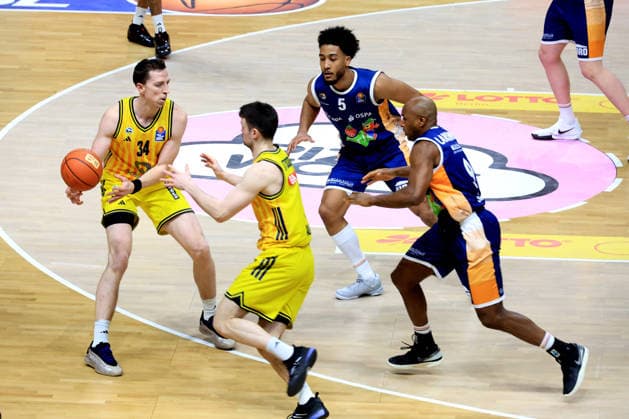 DEU, easyCredit BBL, ALBA vs. Rostock Seawolves, 20.03.2026, Uber-Arena, Berlin, DEU, easyCredit BBL, ALBA vs. Rostock Seawolves, im Bild Justin Bean (ALBA Berlin 34), JONAS MATTISSECK (ALBA Berlin 9), DeAndre Lansdowne (Rostock Seawolves 9), D Shawn Schwartz (Rostock Seawolves 5)