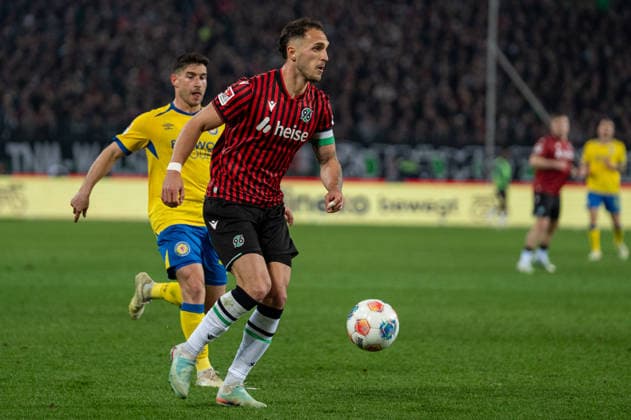 Deutschland: Fussball 2. Bundesliga, 27. Spieltag 2025 2026, Hannover 96 - Eintracht Braunschweig am 20.03. in Hannover (Heinz von Heiden Arena): Virgil Ghita (Hannover 96 5) Robin Heußer (Eintracht Braunschweig 30)