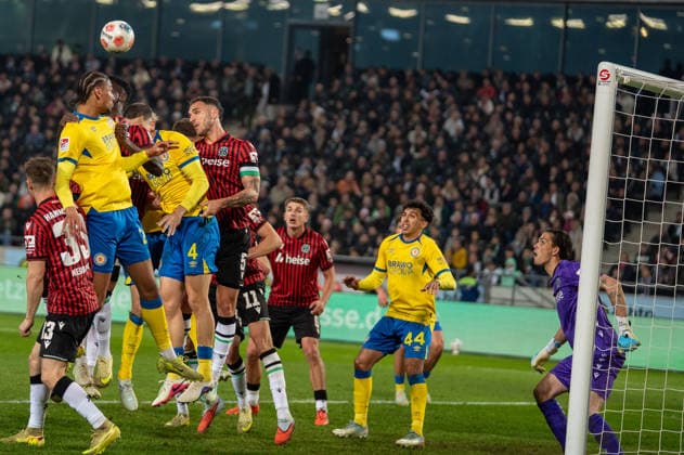 Deutschland: Fussball 2. Bundesliga, 27. Spieltag 2025 2026, Hannover 96 - Eintracht Braunschweig am 20.03. in Hannover (Heinz von Heiden Arena): Eckball Braunschweig