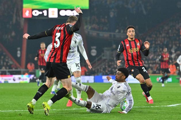 Bournemouth v Manchester United, ManU Premier League No penalty - Amad Diallo (16) of Manchester United goes down in the penalty area after a challenge by Adrien Truffert (3) of AFC Bournemouth before Bournemouth go up the other end and score the equalising goal scored by Ryan Christie (10) of AFC Bournemouth during the Premier League match between Bournemouth and Manchester United at the Vitality Stadium, Bournemouth, UK on 20 March 2026. Bournemouth Vitality Stadium Dorset UK Editorial use only DataCo restrictions apply See www.football-dataco.com , Copyright: xGrahamxHuntx PSI-23946-0182