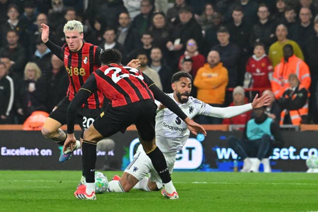 Bournemouth v Manchester United, ManU Premier League Penalty - Matheus Cunha (10) of Manchester United goes down in the box after a shirt pull by Alex Jimenez (20) of AFC Bournemouth during the Premier League match between Bournemouth and Manchester United at the Vitality Stadium, Bournemouth, UK on 20 March 2026. Bournemouth Vitality Stadium Dorset UK Editorial use only DataCo restrictions apply See www.football-dataco.com , Copyright: xGrahamxHuntx PSI-23946-0185