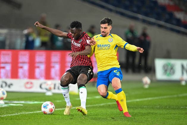2. Bundesliga - Hannover 96 - Eintracht Braunschweig am 20.03.2026 in der HDI Arena in Hannover Mustapha Bundu (Hannover) im Zweikampf gegen Fabio Di Michele Sanchez (Braunschweig)