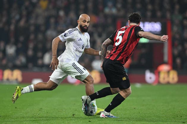 Bournemouth v Manchester United, ManU Premier League Bryan Mbeumo (19) of Manchester United on the attack battles for possession with Marcos Senesi (5) of AFC Bournemouth during the Premier League match between Bournemouth and Manchester United at the Vitality Stadium, Bournemouth, UK on 20 March 2026. Bournemouth Vitality Stadium Dorset UK Editorial use only DataCo restrictions apply See www.football-dataco.com , Copyright: xGrahamxHuntx PSI-23946-0193
