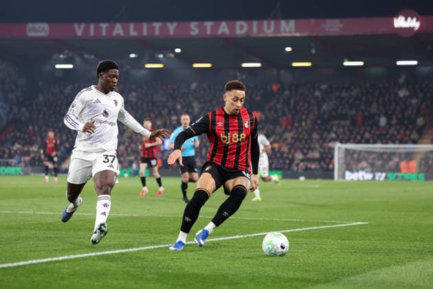 20th March 2026, Bournemouth, Dorset, England; Premier League Football, AFC Bournemouth versus Manchester United, ManU Marcus Tavernier of Bournemouth feels pressure from Kobbie Mainoo of Manchester United  HenningxvonxJagow Content restricted for UK based newspaper
