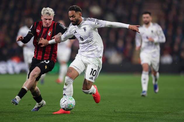 20th March 2026, Bournemouth, Dorset, England; Premier League Football, AFC Bournemouth versus Manchester United, ManU Matheus Cunha of Manchester United feels pressure from Alex Jimenez of Bournemouth  HenningxvonxJagow Content restricted for UK based newspaper