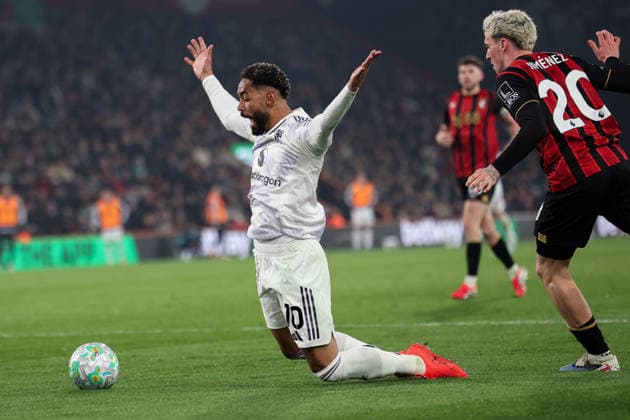 20th March 2026, Bournemouth, Dorset, England; Premier League Football, AFC Bournemouth versus Manchester United, ManU Matheus Cunha of Manchester United being fouled in the Bournemouth box by Alex Jimenez of Bournemouth  HenningxvonxJagow Content restricted for UK based newspaper