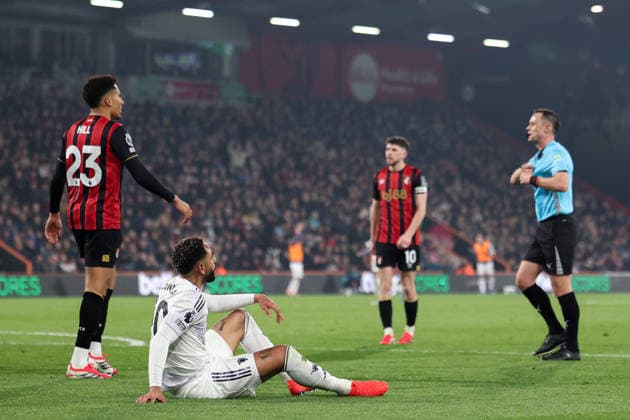 20th March 2026, Bournemouth, Dorset, England; Premier League Football, AFC Bournemouth versus Manchester United, ManU Matheus Cunha of Manchester United looks on after being fouled in the Bournemouth box by Alex Jimenez of Bournemouth  HenningxvonxJagow Content restricted for UK based newspaper
