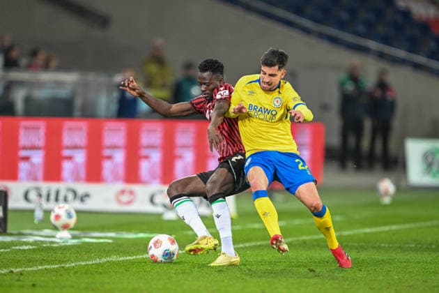 2. Bundesliga - Hannover 96 - Eintracht Braunschweig am 20.03.2026 in der HDI Arena in Hannover Mustapha Bundu (Hannover) im Zweikampf gegen Fabio Di Michele Sanchez (Braunschweig)