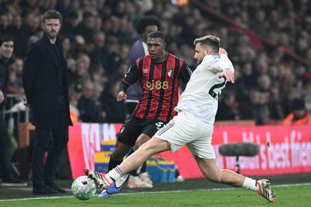 Bournemouth v Manchester United, ManU Premier League Luke Shaw (23) of Manchester United challenges Rayan (37) of AFC Bournemouth during the Premier League match between Bournemouth and Manchester United at the Vitality Stadium, Bournemouth, UK on 20 March 2026. Bournemouth Vitality Stadium Dorset UK Editorial use only DataCo restrictions apply See www.football-dataco.com , Copyright: xGrahamxHuntx PSI-23946-0215