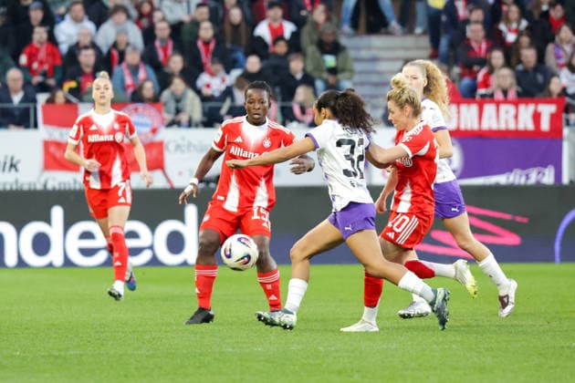 20.03.2026, xgrfx, Fussball Google Pixel Frauen-Bundesliga, SGS Essen - FC Bayern München v.l. Kakounan Amani (FC Bayern München), Ella Touon (SGS Essen), Linda Dallmann (FC Bayern München) (DFL DFB REGULATIONS PROHIBIT ANY USE OF PHOTOGRAPHS as IMAGE SEQUENCES and or QUASI-VIDEO) Essen