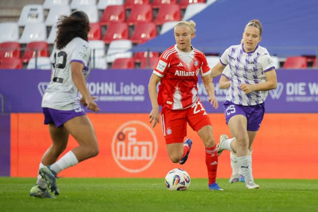 20.03.2026, xgrfx, Fussball Google Pixel Frauen-Bundesliga, SGS Essen - FC Bayern München v.l. Pernille Harder (FC Bayern München), Paulina Platner (SGS Essen) (DFL DFB REGULATIONS PROHIBIT ANY USE OF PHOTOGRAPHS as IMAGE SEQUENCES and or QUASI-VIDEO) Essen