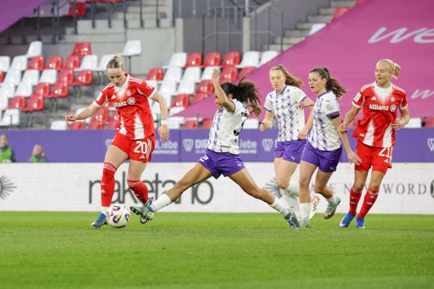 20.03.2026, xgrfx, Fussball Google Pixel Frauen-Bundesliga, SGS Essen - FC Bayern München v.l. Franziska Kett (FC Bayern München), Ella Touon (SGS Essen) (DFL DFB REGULATIONS PROHIBIT ANY USE OF PHOTOGRAPHS as IMAGE SEQUENCES and or QUASI-VIDEO) Essen