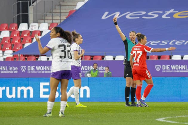 20.03.2026, xgrfx, Fussball Google Pixel Frauen-Bundesliga, SGS Essen - FC Bayern München v.l. Rote Karte, Jacqueline Meißner (SGS Essen) (DFL DFB REGULATIONS PROHIBIT ANY USE OF PHOTOGRAPHS as IMAGE SEQUENCES and or QUASI-VIDEO) Essen