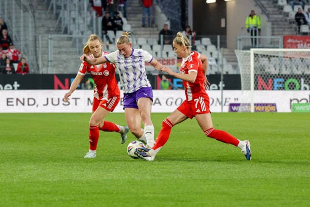 20.03.2026, xgrfx, Fussball Google Pixel Frauen-Bundesliga, SGS Essen - FC Bayern München v.l. Glodis Vigosdottir (FC Bayern München), Ramona Meier (SGS Essen), Giulia Gwinn (FC Bayern München) (DFL DFB REGULATIONS PROHIBIT ANY USE OF PHOTOGRAPHS as IMAGE SEQUENCES and or QUASI-VIDEO) Essen