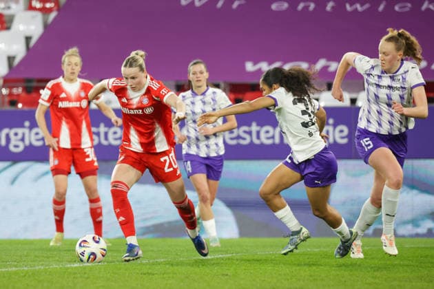 20.03.2026, xgrfx, Fussball Google Pixel Frauen-Bundesliga, SGS Essen - FC Bayern München v.l. Franziska Kett (FC Bayern München), Ella Touon (SGS Essen) (DFL DFB REGULATIONS PROHIBIT ANY USE OF PHOTOGRAPHS as IMAGE SEQUENCES and or QUASI-VIDEO) Essen