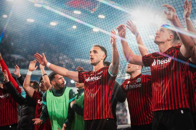 2. Bundesliga: Hannover 96 vs. Eintracht Braunschweig, 20.03.2026 Virgil Ghita (Hannover 96, 5) feiert zu den Fans; Fußball, 2. Bundesliga, 27. Spieltag: Hannover 96 vs. Eintracht Braunschweig am 20.03.2026 in der Heinz von Heiden Arena, Hannover DFL REGULATIONS PROHIBIT ANY USE OF PHOTOGRAPHS AS IMAGE SEQUENCES AND OR QUASI-VIDEO.