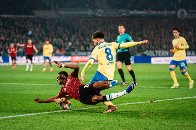 2. Bundesliga: Hannover 96 vs. Eintracht Braunschweig, 20.03.2026 Mehmet Can Aydin (Eintracht Braunschweig, 8) im Zweikampf gegen Noel Aseko Nkili (Hannover 96, 15); Fußball, 2. Bundesliga, 27. Spieltag: Hannover 96 vs. Eintracht Braunschweig am 20.03.2026 in der Heinz von Heiden Arena, Hannover DFL REGULATIONS PROHIBIT ANY USE OF PHOTOGRAPHS AS IMAGE SEQUENCES AND OR QUASI-VIDEO.
