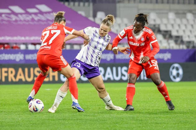 20.03.2026, xgrfx, Fussball Google Pixel Frauen-Bundesliga, SGS Essen - FC Bayern München v.l. Arianna Caruso (FC Bayern München), Paulina Platner (SGS Essen), Kakounan Amani (FC Bayern München) (DFL DFB REGULATIONS PROHIBIT ANY USE OF PHOTOGRAPHS as IMAGE SEQUENCES and or QUASI-VIDEO) Essen
