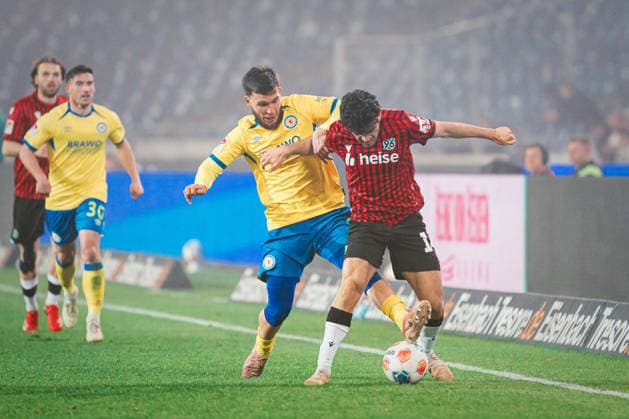 2. Bundesliga: Hannover 96 vs. Eintracht Braunschweig, 20.03.2026 Husseyn Chakroun (Hannover 96, 14) im Zweikampf gegen Mehmet Can Aydin (Eintracht Braunschweig, 8); Fußball, 2. Bundesliga, 27. Spieltag: Hannover 96 vs. Eintracht Braunschweig am 20.03.2026 in der Heinz von Heiden Arena, Hannover DFL REGULATIONS PROHIBIT ANY USE OF PHOTOGRAPHS AS IMAGE SEQUENCES AND OR QUASI-VIDEO.