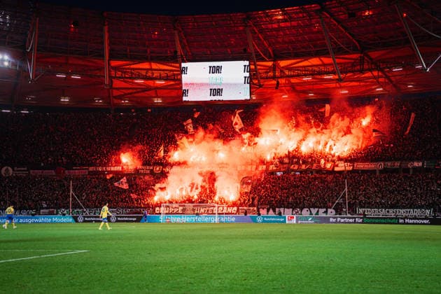2. Bundesliga: Hannover 96 vs. Eintracht Braunschweig, 20.03.2026 Die Hannover 96 Fans zünden nach dem 1:0 Pyrotechnik; Fußball, 2. Bundesliga, 27. Spieltag: Hannover 96 vs. Eintracht Braunschweig am 20.03.2026 in der Heinz von Heiden Arena, Hannover DFL REGULATIONS PROHIBIT ANY USE OF PHOTOGRAPHS AS IMAGE SEQUENCES AND OR QUASI-VIDEO.