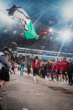2. Bundesliga: Hannover 96 vs. Eintracht Braunschweig, 20.03.2026 Hannover 96 jubelt zum Derbysieg, hier Mustapha Bundu (Hannover 96, 7) mit einer 96-Fahne; Fußball, 2. Bundesliga, 27. Spieltag: Hannover 96 vs. Eintracht Braunschweig am 20.03.2026 in der Heinz von Heiden Arena, Hannover DFL REGULATIONS PROHIBIT ANY USE OF PHOTOGRAPHS AS IMAGE SEQUENCES AND OR QUASI-VIDEO.