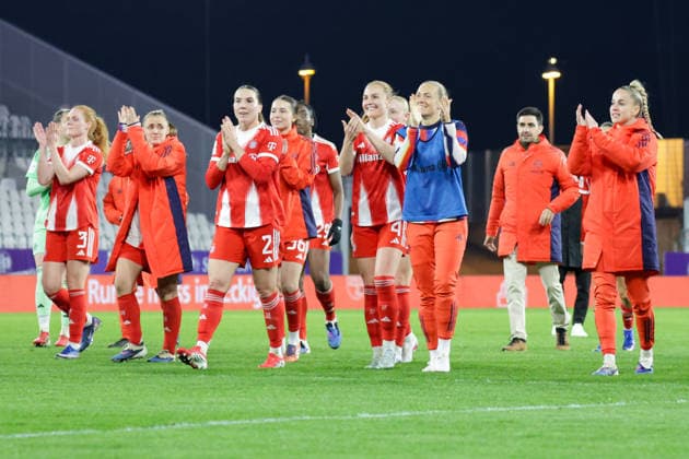20.03.2026, xgrfx, Fussball Google Pixel Frauen-Bundesliga, SGS Essen - FC Bayern München v.l. Die Mannschaft feiert den Sieg mit den Fans. (FC Bayern München) (DFL DFB REGULATIONS PROHIBIT ANY USE OF PHOTOGRAPHS as IMAGE SEQUENCES and or QUASI-VIDEO) Essen