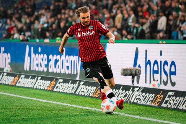 2. Bundesliga: Hannover 96 vs. Eintracht Braunschweig, 20.03.2026 Kolja Nuno Oudenne (Hannover 96, 29) am Ball; Fußball, 2. Bundesliga, 27. Spieltag: Hannover 96 vs. Eintracht Braunschweig am 20.03.2026 in der Heinz von Heiden Arena, Hannover DFL REGULATIONS PROHIBIT ANY USE OF PHOTOGRAPHS AS IMAGE SEQUENCES AND OR QUASI-VIDEO.