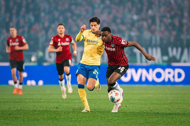 2. Bundesliga: Hannover 96 vs. Eintracht Braunschweig, 20.03.2026 Sanoussy Ba (Eintracht Braunschweig, 25) gegen Noel Aseko Nkili (Hannover 96, 15) im Zweikampf; Fußball, 2. Bundesliga, 27. Spieltag: Hannover 96 vs. Eintracht Braunschweig am 20.03.2026 in der Heinz von Heiden Arena, Hannover DFL REGULATIONS PROHIBIT ANY USE OF PHOTOGRAPHS AS IMAGE SEQUENCES AND OR QUASI-VIDEO.